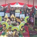 FPK Serahkan Hadiah Pemenang Lomba Tari Tradisional Saat Upacara Hari Sumpah Pemuda